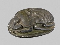 Aeg S 42  Aeg S 42, Nach Ramses III. (20. Dynastie), Skarabäus, Dunkelgrüne Fayence, L 8,5 cm, B 6,3cm, H 3,8 cm, : Bestandskatalog Ägypten, Museumsfoto: Claus Cordes